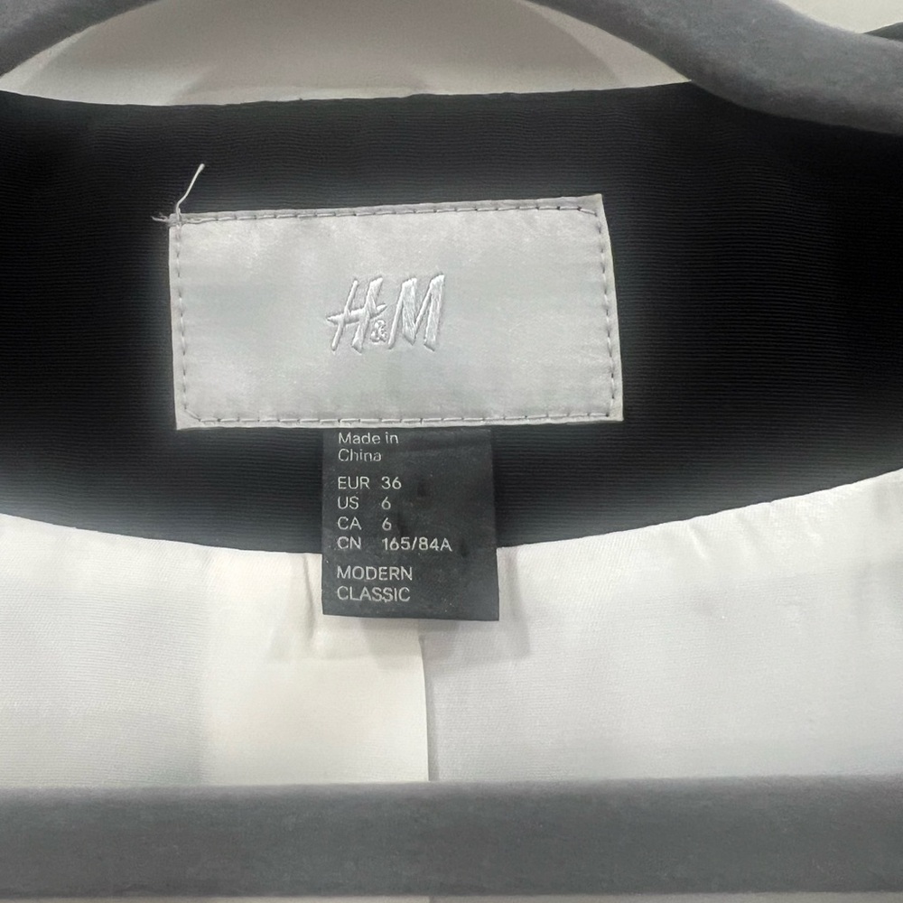 3/4 sleeve cropped work jacket with slight poof shoulder